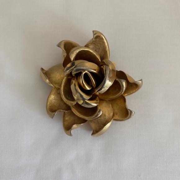 Vintage 1960's Brushed & Shiny Gold Tone Rose Flower Brooch - Picture 4 of 6
